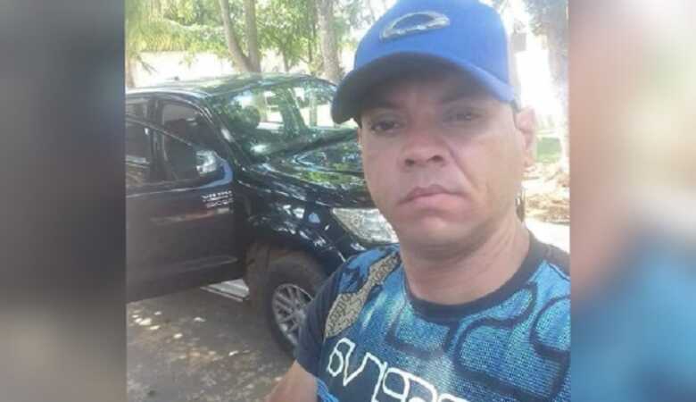 Jo&atilde;o Rodrigues de Farias em frente a uma conveni&ecirc;ncia