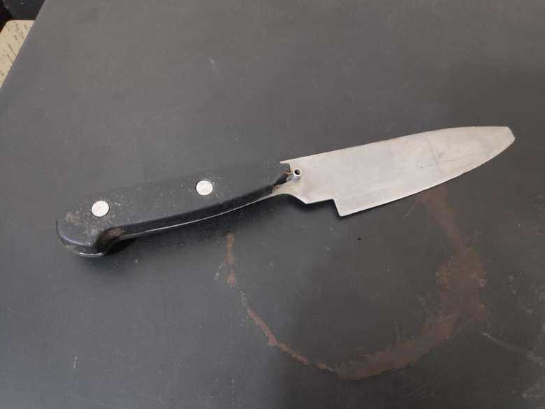 Faca usada pelo homem ao ferir a crian&ccedil;a