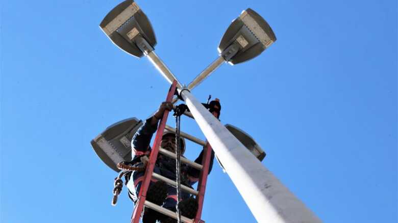 As lâmpadas serão instaladas em postes nas avenidas, em parques, praças e ruas