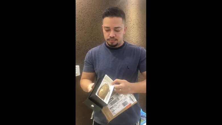 Renato disse que a mulher estava triste porque precisava de um telefone para trabalhar