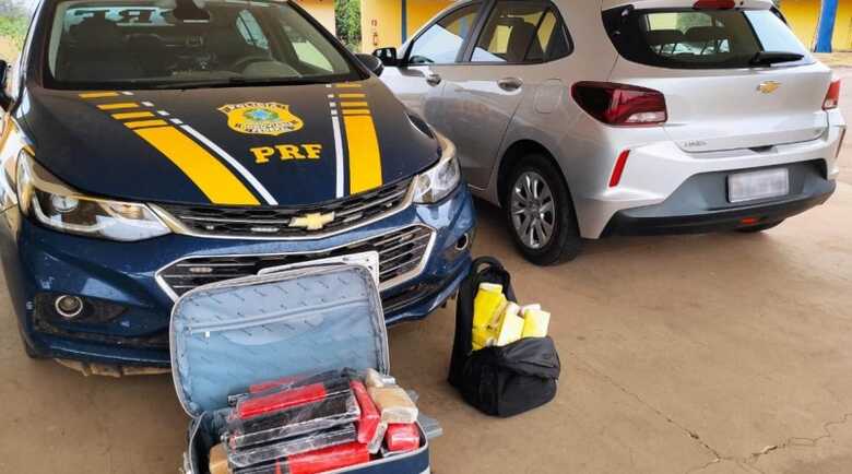 A subst&acirc;ncia an&aacute;loga &agrave; maconha, o ve&iacute;culo, dois celulares e R$ 616,60 foram apreendidos