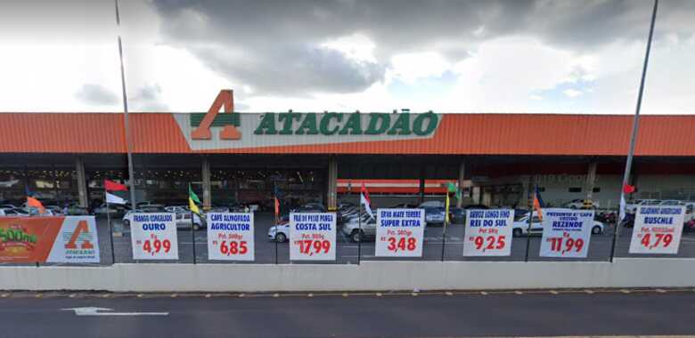 Atacad&atilde;o localizado na avenida Costa e Silva