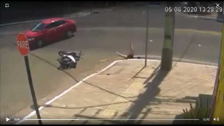 A mulher foi lançada da moto e caiu dentro do bueira