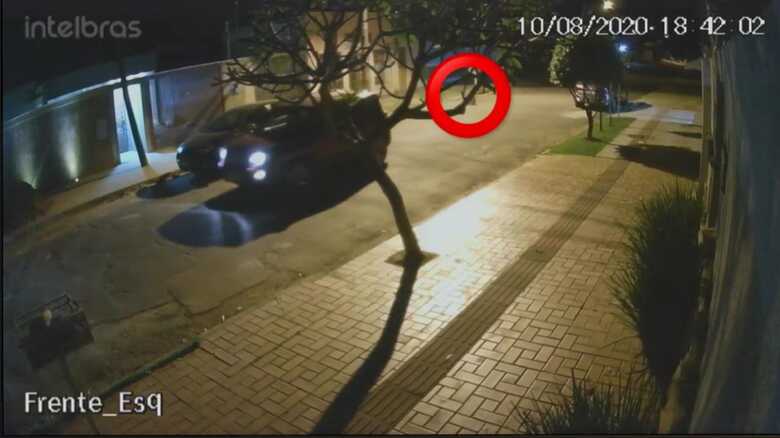 Reginaldo esqueceu a maleta na rua e algu&eacute;m passou e levou