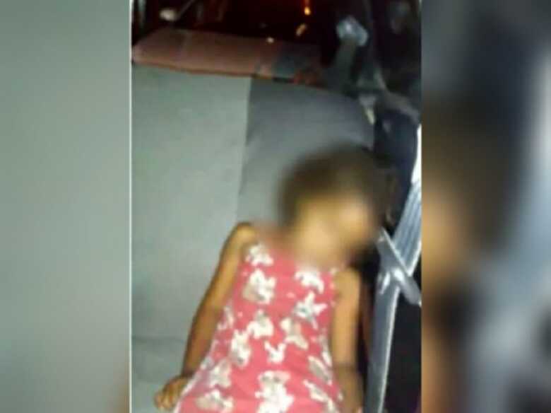 O motorista encontrou a menina dormindo dentro do carro