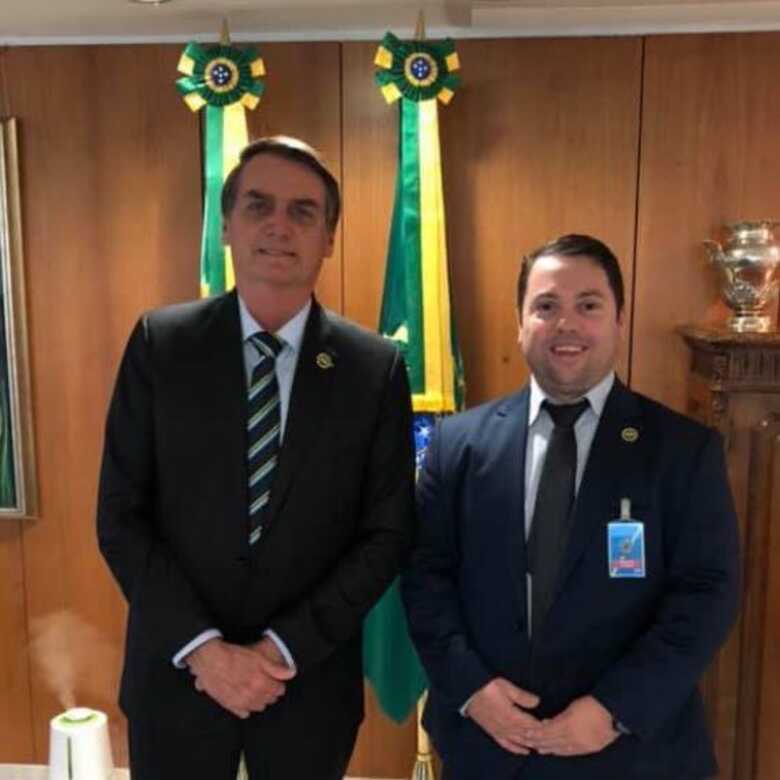 Nesta foto com o presidente Bolsonaro, o gerente da Embratur Rodolfo Nogueira , acompanha o presidente em viagem a MS