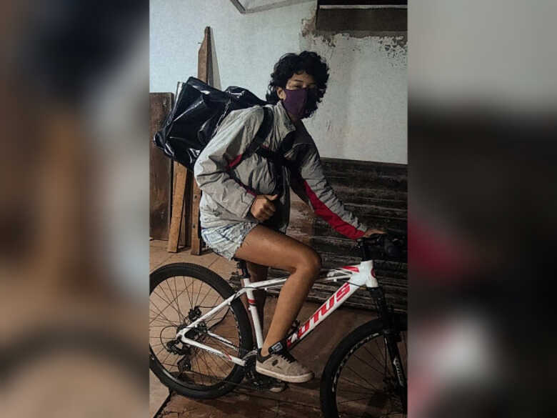 Lara Gabrielly faz entregas com a bicicleta emprestada do sogro até conseguir uma novo moto