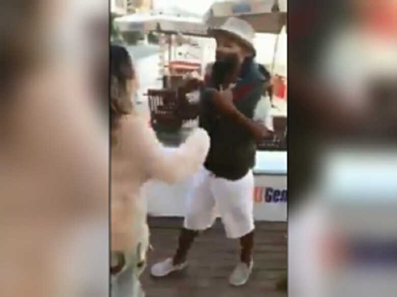 Nas imagens, a mulher ameaça os funcionários, "Vocês vao se f*, vocês mecheram com a mulher errada"