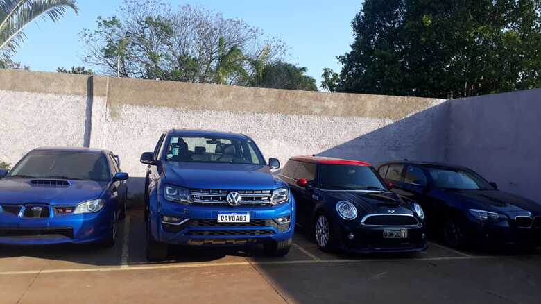 BMW, Amarok, Mini Cooper de Eduardo Razuk e o Subaru de Luan Galasso na 3ª Delegacia de Polícia