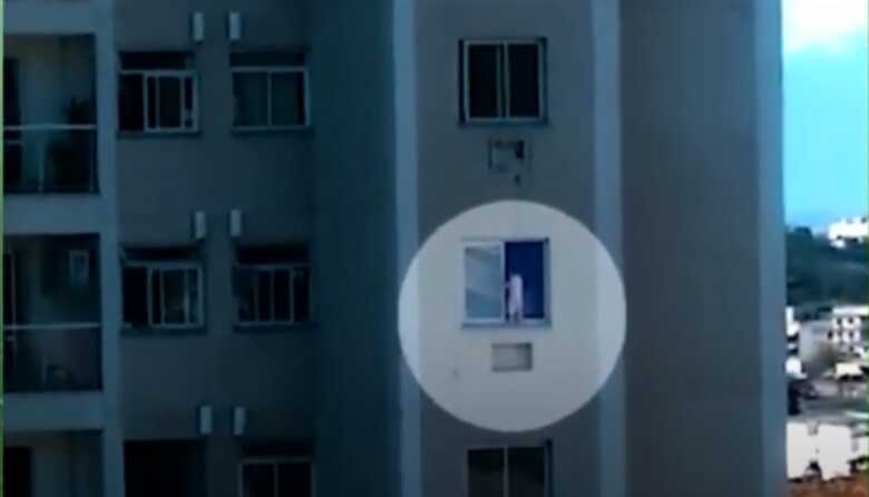 Um homem deixou a filha de um ano do lado de fora da janela do apartamento de um prédio no Rio de Janeiro