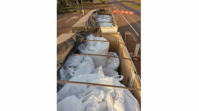 Em meio a carga, os policiais também descobriram, embaixo dos sacos com fertilizantes alguns galões.