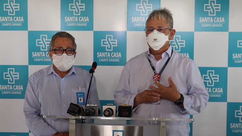 Presidente da Santa Casa, Heber Xavier ao lado do superintendente est&atilde;o M&eacute;dico-hospitalar, Dr. Luiz Alberto Kanamura