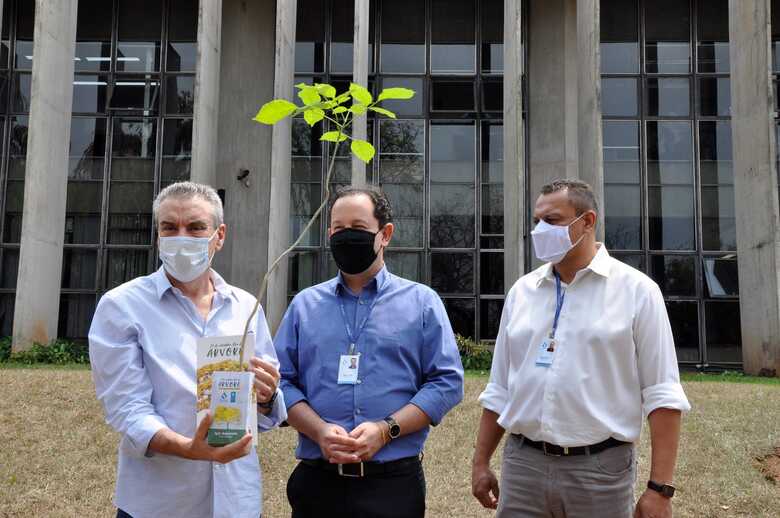 O deputado e presidente da Casa de Leis, Paulo Corrêa (PSDB), participou de um ato simbólico de plantio de uma muda de Ipê Amarelo