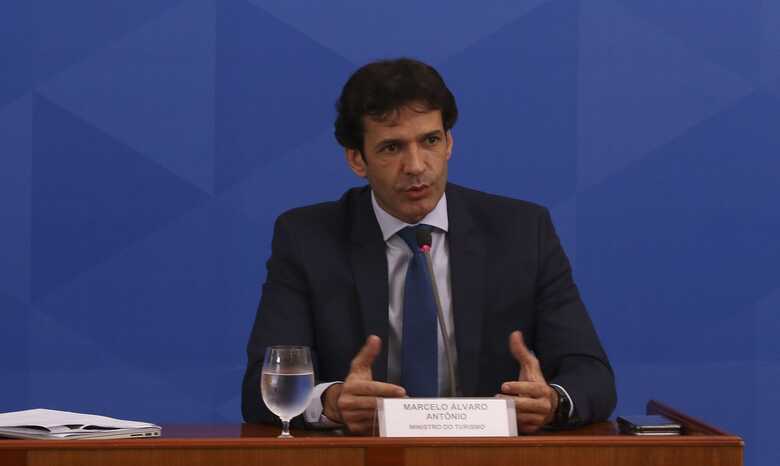 Ministro segue despachando de casa sem sintomas