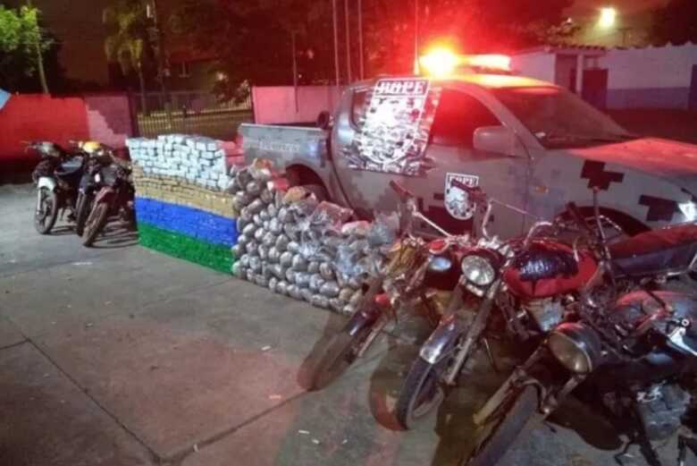 As motos e as drogas foram encaminhados para a Polícia Civil de Amambai