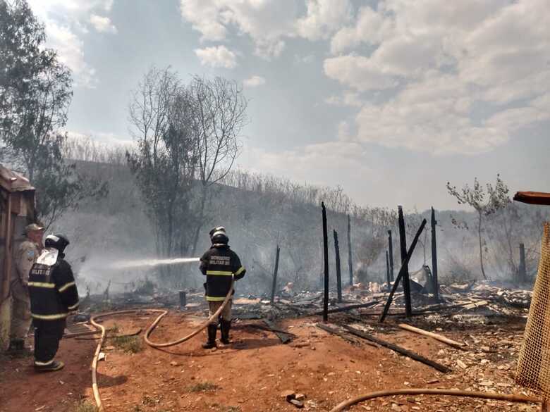 Barracos foram consumidos pelo fogo nesta tarde