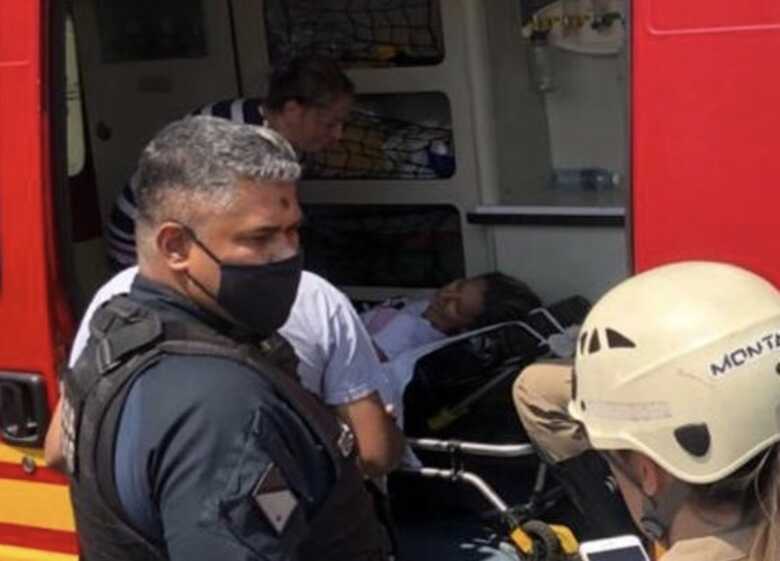 A equipe chamada para a ocorr&ecirc;ncia e , ao fundo , a m&atilde;e acalmando a filha que tentou se matar