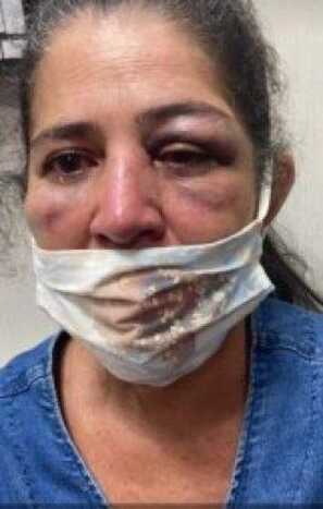 O pastor incomodado com sua presen&ccedil;a pelo fato dela ser divorciada e tentou pux&aacute;-la pelo bra&ccedil;o.