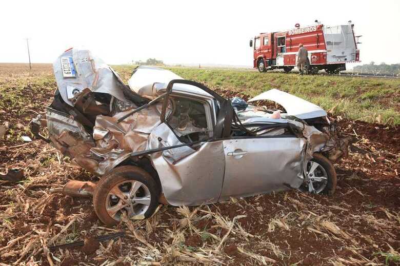 O veículo Corolla conduzido pela vítima ficou completamente destruído