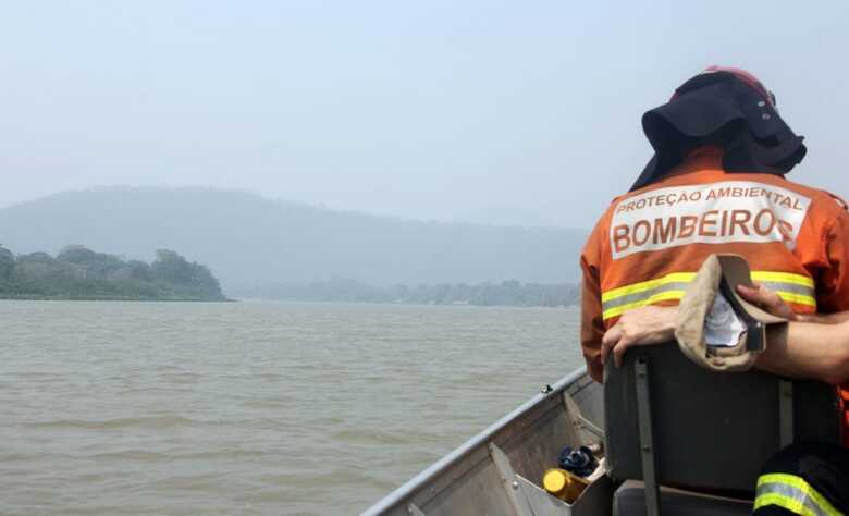 Os bombeiros e brigadistas, totalizando 35 homens, iniciaram na tarde de domingo uma nova estrat&eacute;gia para conter os inc&ecirc;ndios
