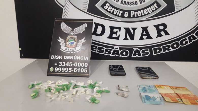 A Denar apreendeu 42 porções de substância análoga a cocaína e duas porções de maconha, além de dinheiro trocado