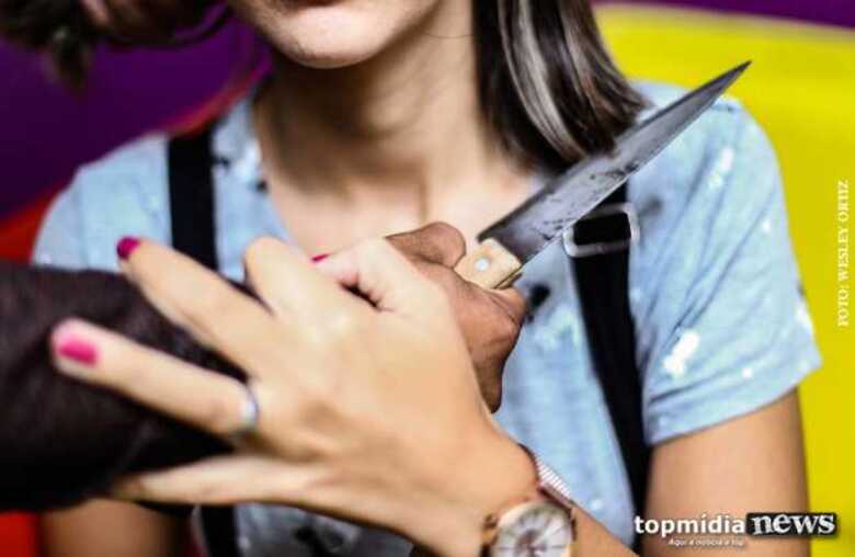 Mulher esfaqueia marido ap&oacute;s agress&atilde;o