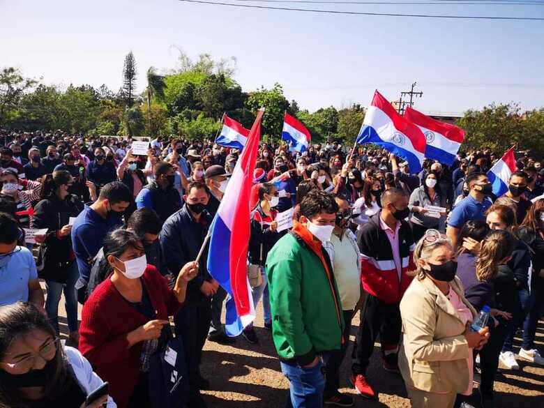 Comerciantes querem abertura da fronteira com o Brasil