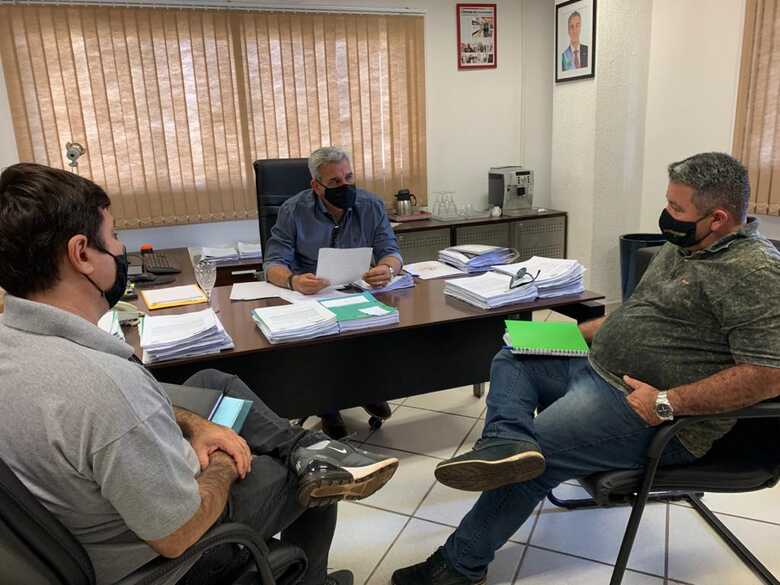 Rodrigo Aranda Armôa e André Vicente Cruz do Sintems em reunião com o superintendente do Procon Estadual, Marcelo Salomão