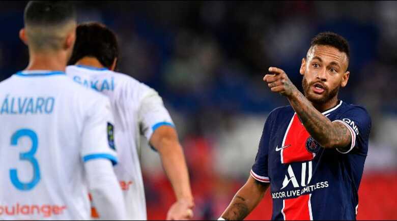 Neymar que joga pelo PSG foi expulso após brigar com o jogador Álvaro González, acusado de racismo em campo