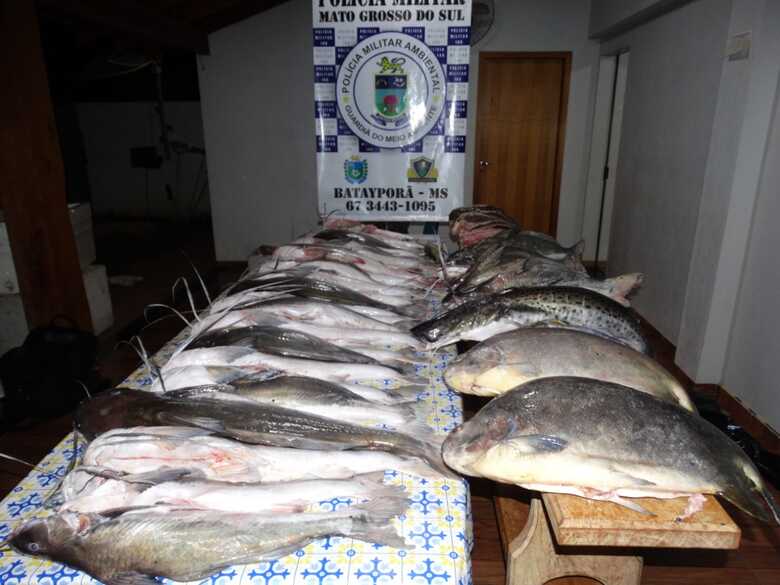 Opera&ccedil;&atilde;o H&oacute;rus prende e autua quatro em R$ 8,4 mil por pesca predat&oacute;ria e apreende 139 kg de pescado, dois barcos, dois motores e petrechos