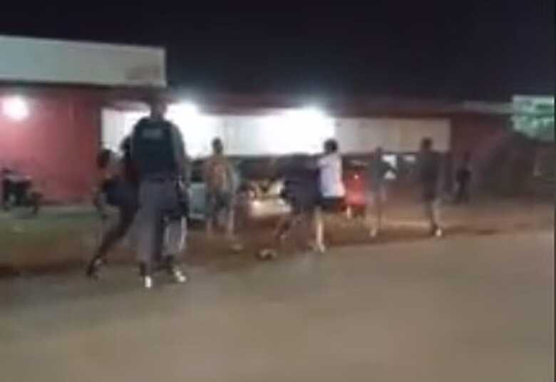 Durante a ação, duas pessoas passaram a direcionar xingamentos aos agentes de trânsito