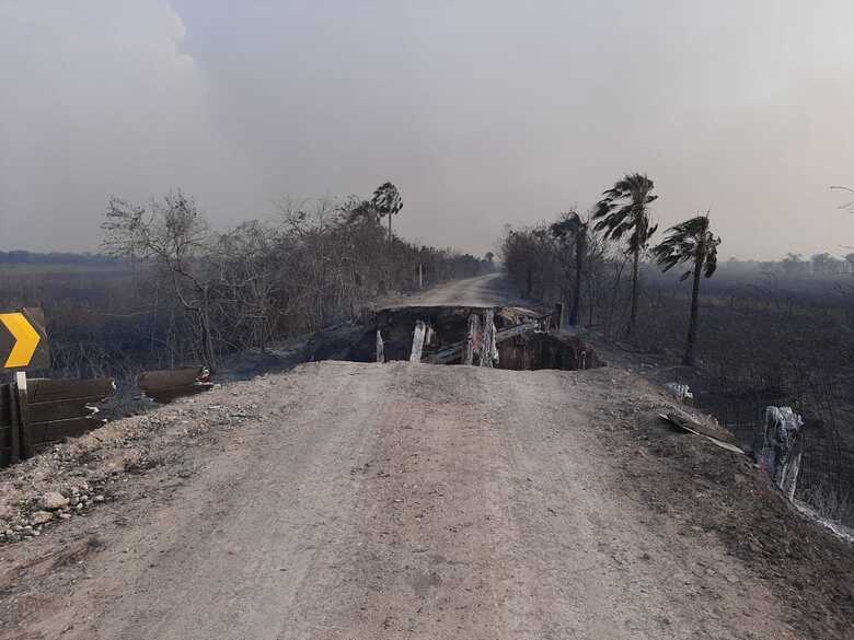Os inc&ecirc;ndios v&ecirc;m se intensificando na regi&atilde;o e desde ontem atingiu as pontes que d&atilde;o acesso ao local
