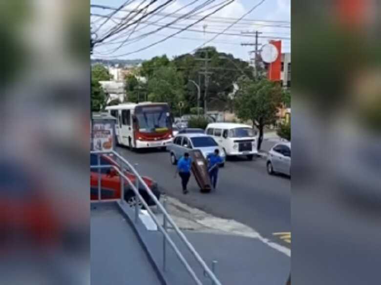 O carro usado por eles ficou parado no meio da avenida &agrave; espera do "resgate"