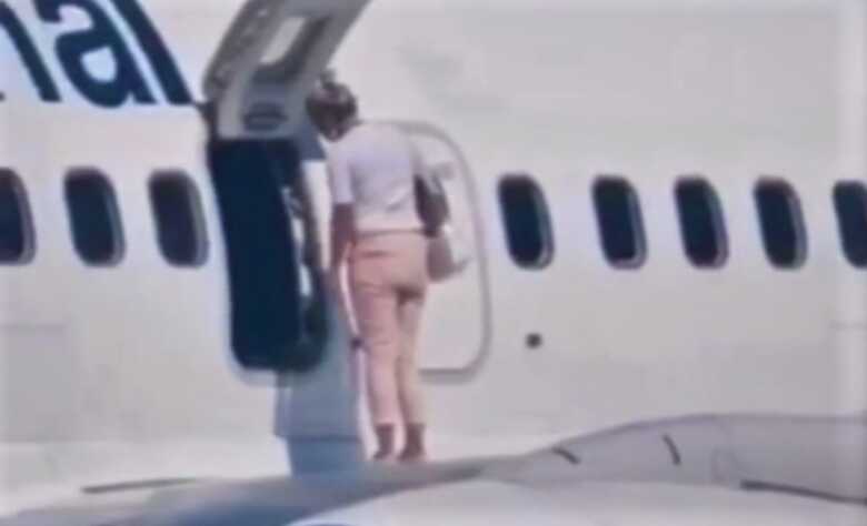 A caminhada pela asa do Boeing fez ela ser banida de todos os pr&oacute;ximos voos da companhia a&eacute;rea