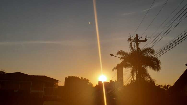Céu aberto cumprimenta o sol tímido pela manhã no céu de Campo Grande