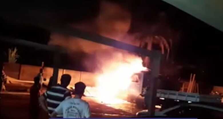 O ve&iacute;culo ficou completamente destru&iacute;do pelo fogo