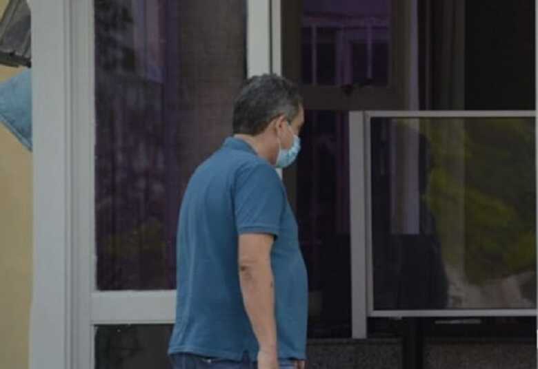 Ricardo Ametlla ao chegar na sede da Prefeitura de Corumb&aacute;