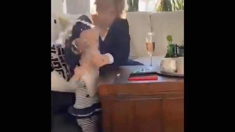 Mulher deixa bebê cair para "salvar" taça de vinho