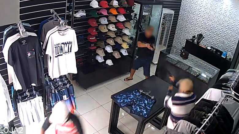 Comerciante reage a assalto e mata bandidos