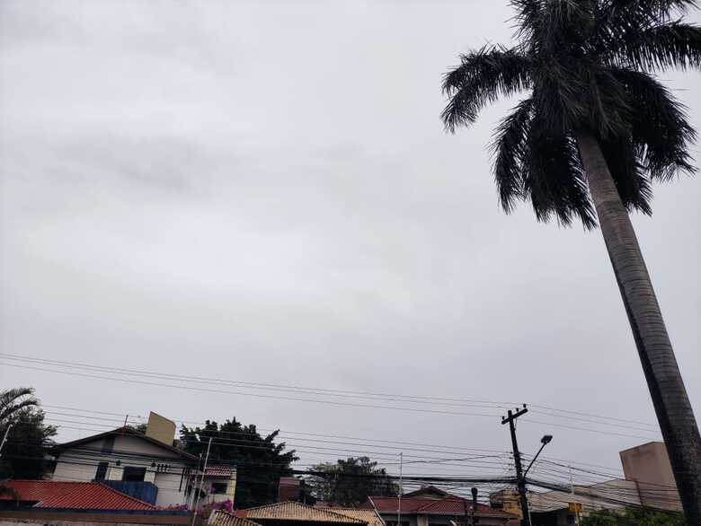 Dia de céu nublado e com pancadas de chuvas isoladas