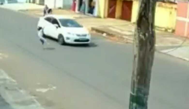 A crian&ccedil;a teve bastante hematomas pelo corpo, quebrou o f&ecirc;mur e teve que passar por cirurgia. Ele passa bem e se recupera em casa