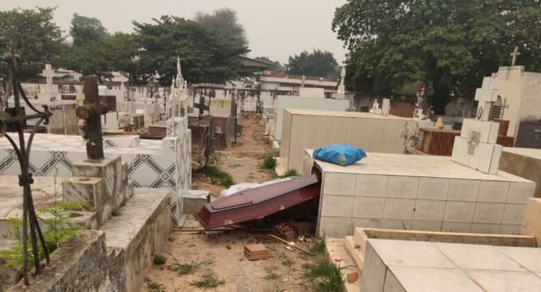 Chegando na delegacia, Jorge afirmou que seu filho &eacute; usu&aacute;rio de drogas.