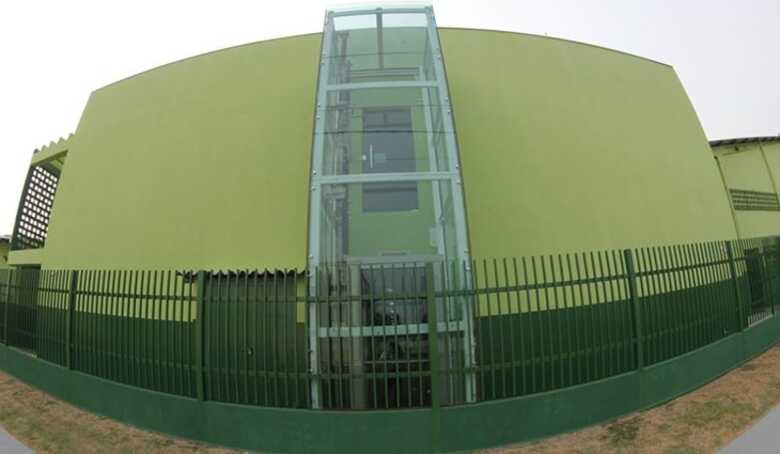 Escola Estadual Manoel Ferreira de Lima com uma nova estrutura de dois andares e elevador panorâmico