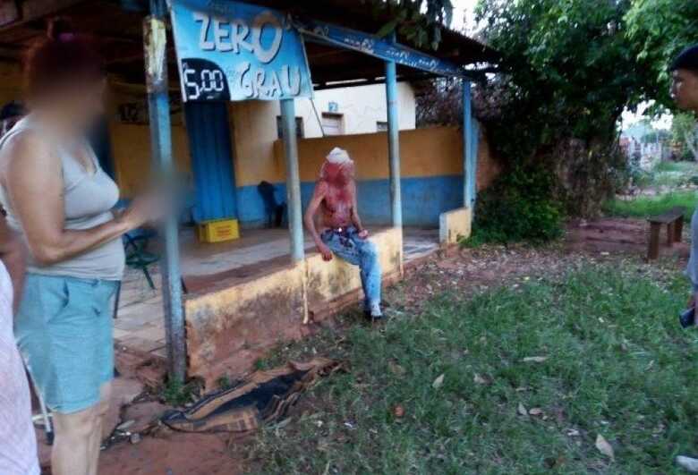 Homem é preso após agredir idoso de 80 anos