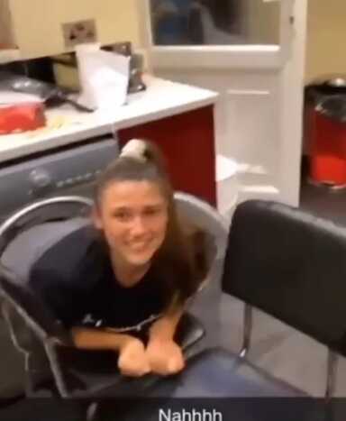 Jovem entra bêbada dentro da máquina de lavar e fica presa