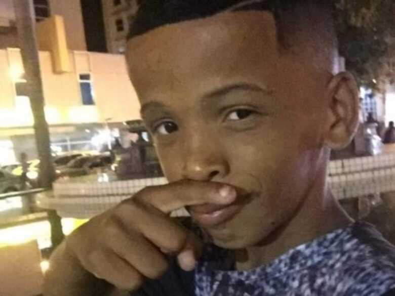 MC Kallebe, cantor de "bigodinho fininho, cabelinho na régua, morre aos 16 anos