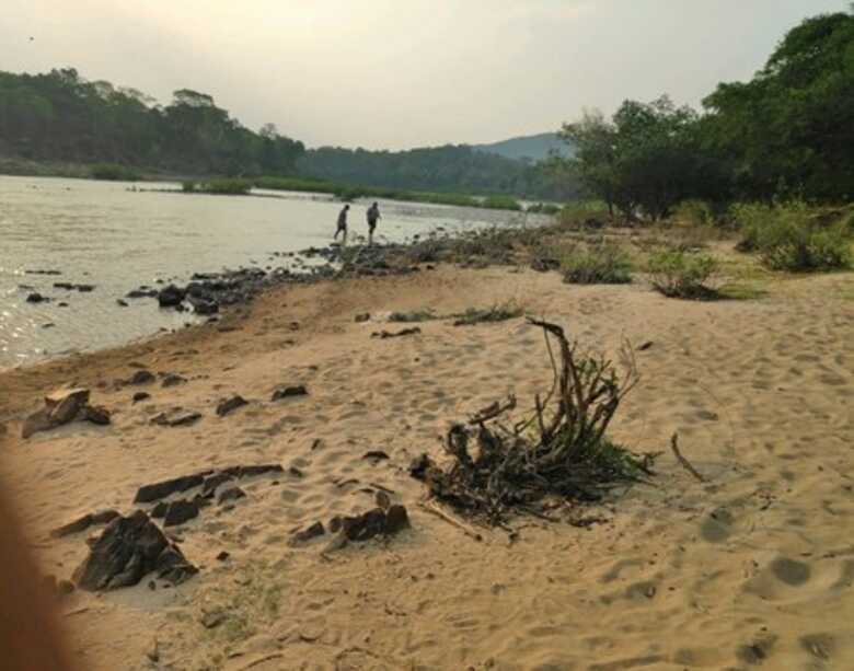 Seis pescadores s&atilde;o autuados por pesca ilegal em cachoeira no rio Apa