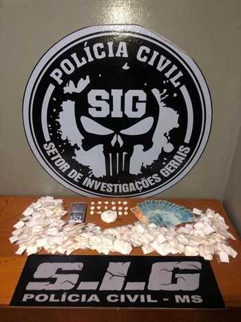 Ao todo, houve a apreens&atilde;o de 304 gramas de coca&iacute;na divididos em por&ccedil;&otilde;es, bem como R$ 1.440 em dinheiro