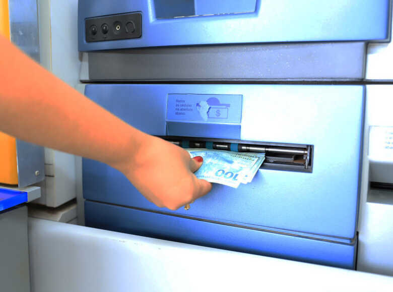 Os sal&aacute;rios de cerca de 79 mil servidores j&aacute; est&aacute; dispon&iacute;vel