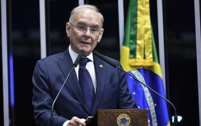 O senador Arolde Oliveira